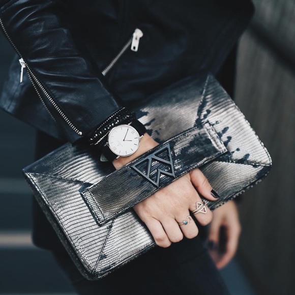 kelly wynne Handbags - Kelly Wynne Forever Classy Black Metallic Clutch